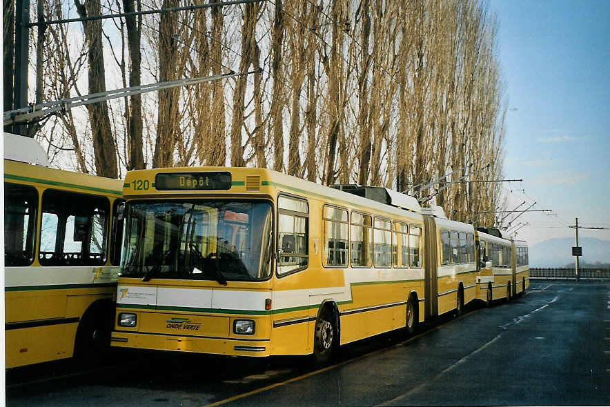 (073'528) - TN Neuch�tel - Nr. 120 - NAW/Hess Gelenktrolleybus am 1. Januar 2005 in Neuch�tel, D�p�t