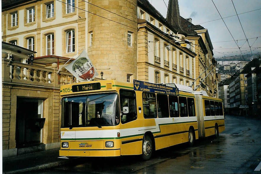 (073'535) - TN Neuch�tel - Nr. 105 - NAW/Hess Gelenktrolleybus am 1. Januar 2005 in Neuch�tel, Place Pury