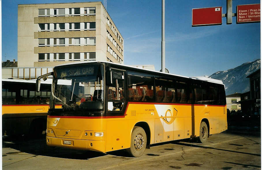 (073'614) - CarPostal Valais romand-Haut-L�man - Nr. 1/VS 243'988 - Volvo (ex P 25'114) am 1. Januar 2005 beim Bahnhof Sion