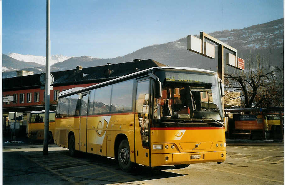 (073'617) - CarPostal Valais romand-Haut-L�man - Nr. 1/VS 243'988 - Volvo (ex P 25'114) am 1. Januar 2005 beim Bahnhof Sion