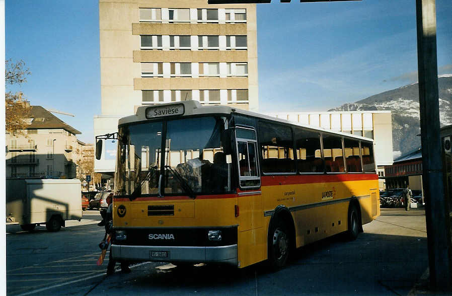 (073'623) - Dubuis, Savi�se - VS 16'013 - Scania/Lauber am 1. Januar 2005 beim Bahnhof Sion