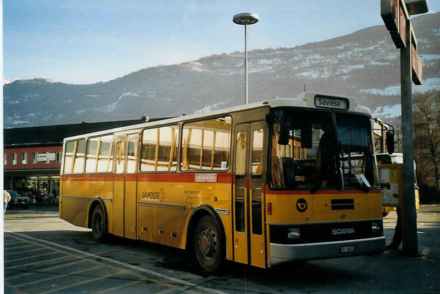 (073'624) - Dubuis, Savi�se - VS 16'013 - Scania/Lauber am 1. Januar 2005 beim Bahnhof Sion