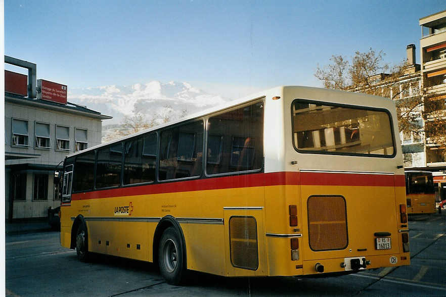 (073'626) - Dubuis, Savi�se - VS 16'013 - Scania/Lauber am 1. Januar 2005 beim Bahnhof Sion 