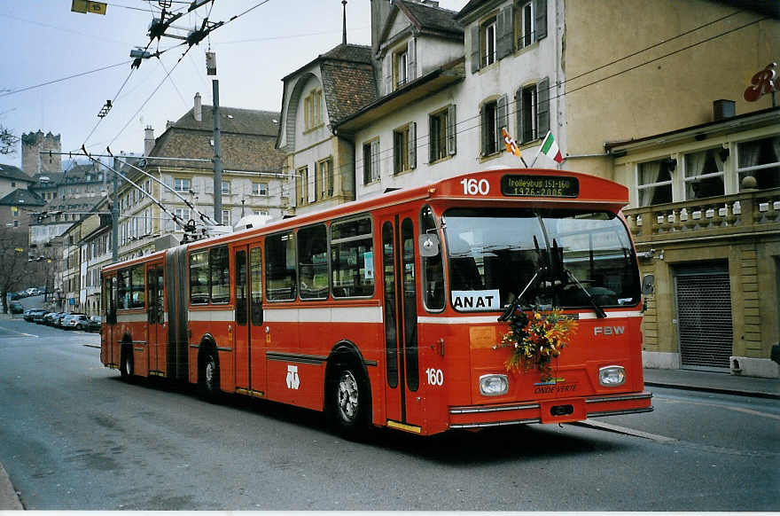(074'104) - TN Neuch�tel - Nr. 160 - FBW/Hess Gelenktrolleybus (ex Nr. 60) am 16. Januar 2005 in Neuch�tel, Place Pury