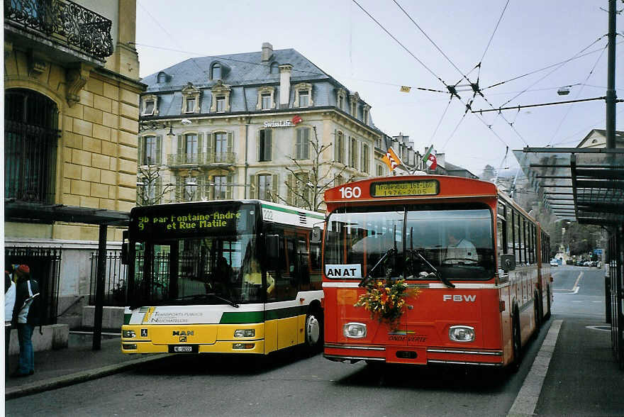 (074'113) - TN Neuch�tel - Nr. 222/NE 18'222 - MAN + Nr. 160 - FBW/Hess Gelenktrolleybus (ex Nr. 60) am 16. Januar 2005 in Neuch�tel, Place Pury