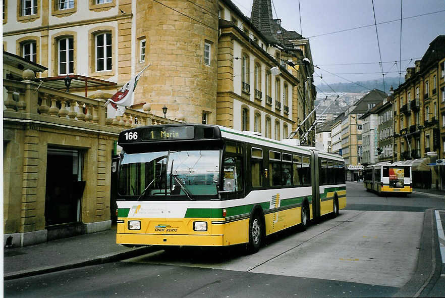 (074'114) - TN Neuch�tel - Nr. 166 - FBW/Hess Gelenktrolleybus am 16. Januar 2005 in Neuch�tel, Place Pury