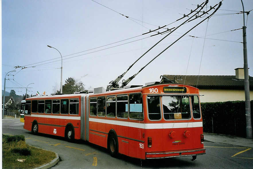 (074'127) - TN Neuch�tel - Nr. 160 - FBW/Hess Gelenktrolleybus (ex Nr. 60) am 16. Januar 2005 in Cormondr�che, Trolleybus-Endstation