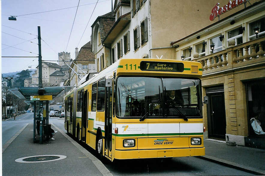 (074'130) - TN Neuch�tel - Nr. 111 - NAW/Hess Gelenktrolleybus am 16. Januar 2005 in Neuch�tel, Place Pury