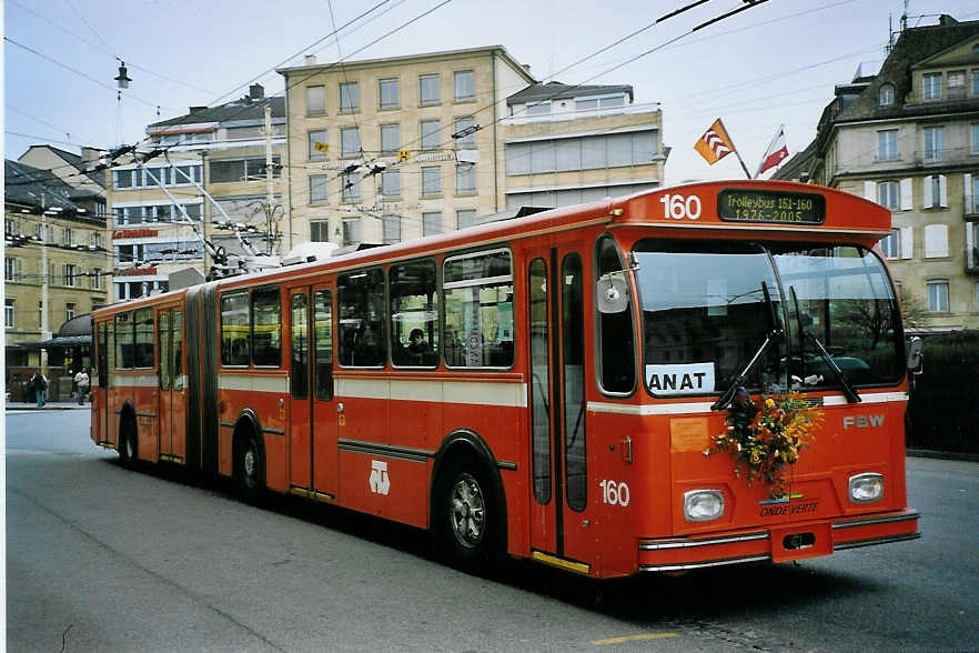 (074'131) - TN Neuch�tel - Nr. 160 - FBW/Hess Gelenktrolleybus (ex Nr. 60) am 16. Januar 2005 in Neuch�tel, Place Pury