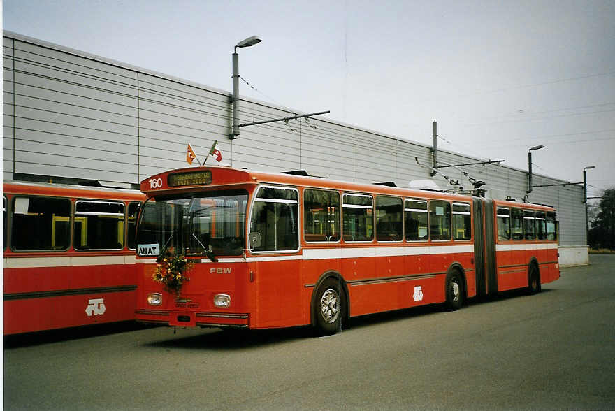 (074'205) - TN Neuch�tel - Nr. 160 - FBW/Hess Gelenktrolleybus (ex Nr. 60) am 16. Januar 2005 in Marin, D�p�t