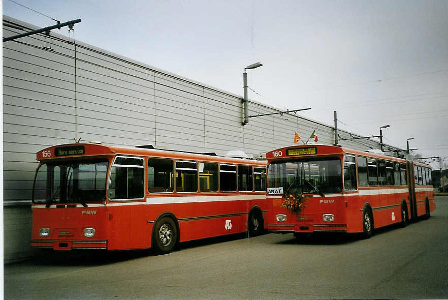 (074'206) - TN Neuch�tel - Nr. 156 (ex Nr. 56) + Nr. 160 (ex Nr. 60) FBW/Hess Gelenktrolleybusse am 16. Januar 2005 in Marin, D�p�t