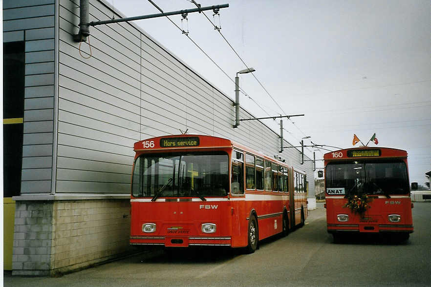 (074'208) - TN Neuch�tel - Nr. 156 (ex Nr. 56) + Nr. 160 (ex Nr. 60) - FBW/Hess Gelenktrolleybusse am 16. Januar 2005 in Marin, D�p�t