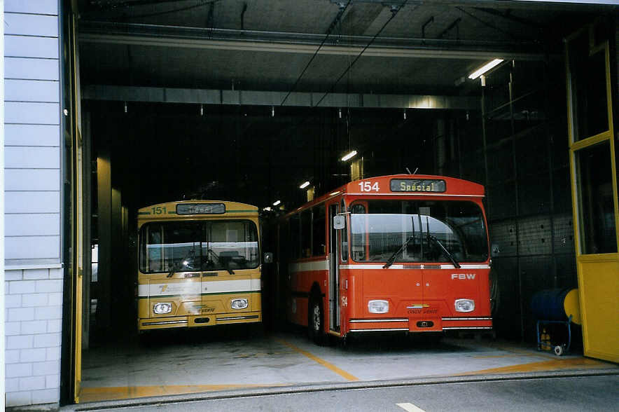 (074'211) - TN Neuch�tel - Nr. 151 (ex Nr. 51) + Nr. 154 (ex Nr. 54) - FBW/Hess Gelenktrolleybusse am 16. Januar 2005 in Marin, D�p�t