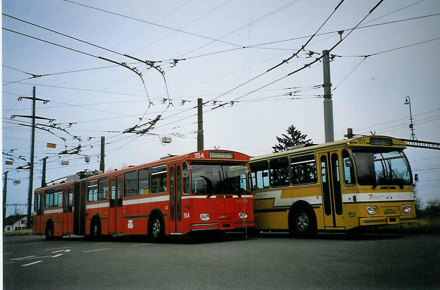 (074'219) - TN Neuch�tel - Nr. 154 (ex Nr. 54) + Nr. 151 (ex Nr. 51) - FBW/Hess Gelenktrolleybusse am 16. Januar 2005 in Marin, D�p�t