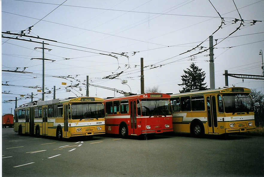 (074'222) - TN Neuch�tel - Nr. 155 (ex Nr. 55) + Nr. 154 (ex Nr. 54) + Nr. 151 (ex Nr. 51) - FBW/Hess Gelenktrolleybusse am 16. Januar 2005 in Marin, D�p�t