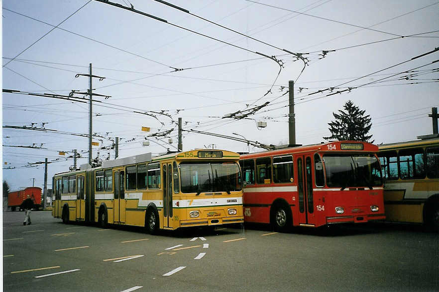 (074'224) - TN Neuch�tel - Nr. 155 (ex Nr. 55) + Nr. 154 (ex Nr. 54) - FBW/Hess Gelenktrolleybusse am 16. Januar 2005 in Marin, D�p�t