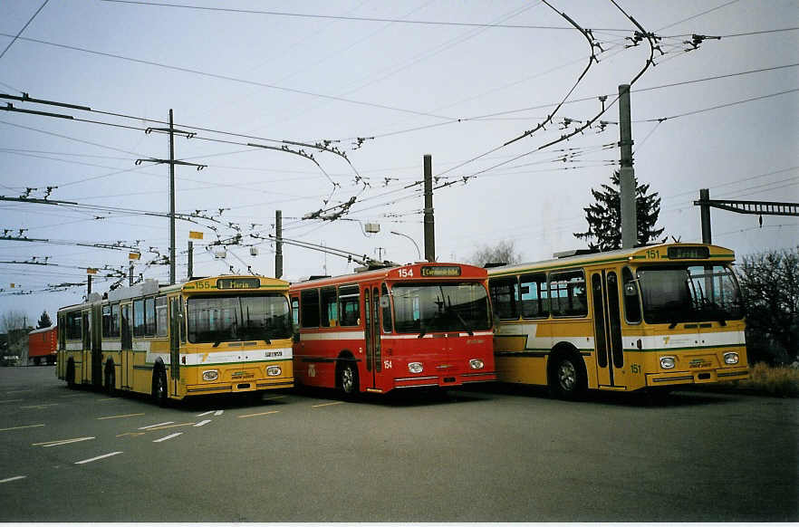 (074'225) - TN Neuch�tel - Nr. 155 (ex Nr. 55) + Nr. 154 (ex Nr. 54) + Nr. 151 (ex Nr. 51) - FBW/Hess Gelenktrolleybusse am 16. Januar 2005 in Marin, D�p�t