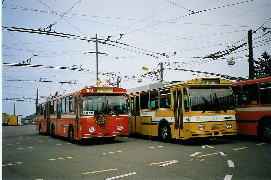 (074'227) - TN Neuch�tel - Nr. 160 (ex Nr. 60) + Nr. 155 (ex Nr. 55) - FBW/Hess Gelenktrolleybusse am 16. Januar 2005 in Marin, D�p�t