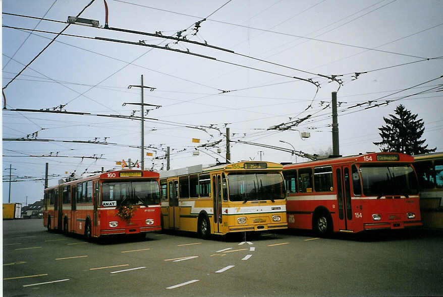 (074'228) - TN Neuch�tel - Nr. 160 (ex Nr. 60) + Nr. 155 (ex Nr. 55) + Nr. 154 (ex Nr. 54) - FBW/Hess Gelenktrolleybusse am 16. Januar 2005 in Marin, D�p�t