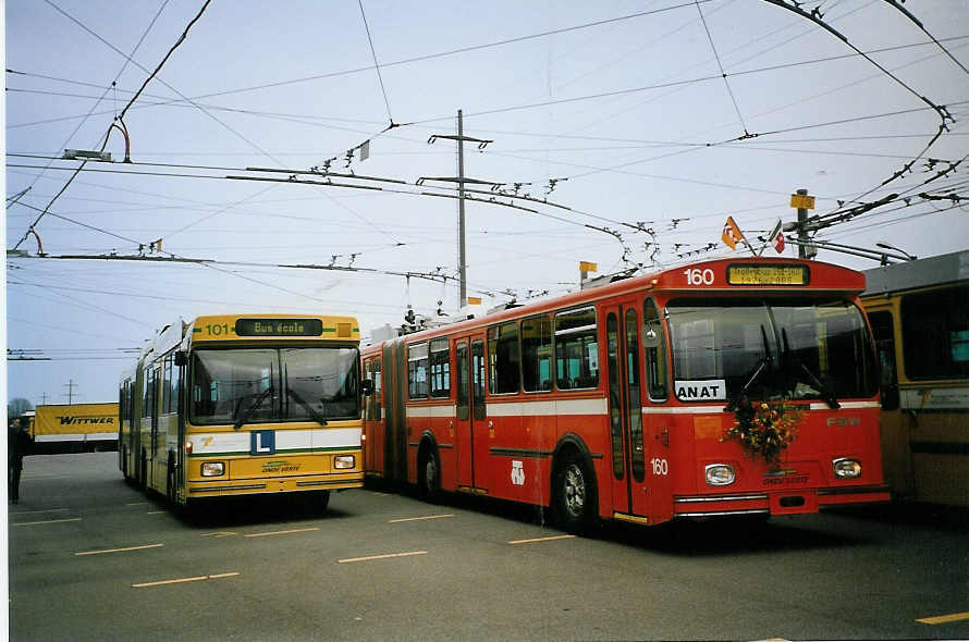 (074'235) - TN Neuch�tel - Nr. 101 - NAW/Hess + Nr. 160 (ex Nr. 60) - FBW/Hess Gelenktrolleybusse am 16. Januar 2005 in Marin, D�p�t