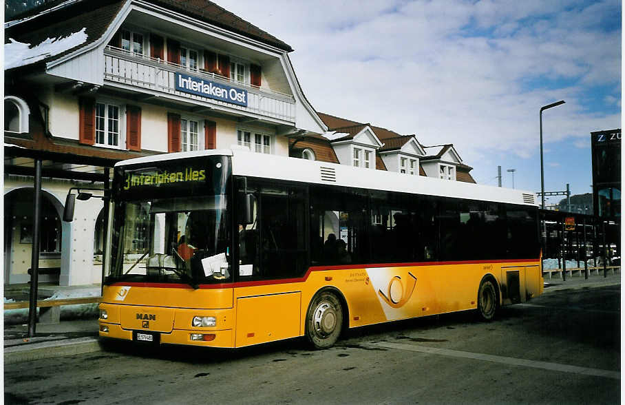 (074'414) - PostAuto Berner Oberland - BE 579'480 - MAN/G�ppel (ex P 23'031) am 6. Februar 2005 beim Bahnhof Interlaken Ost
