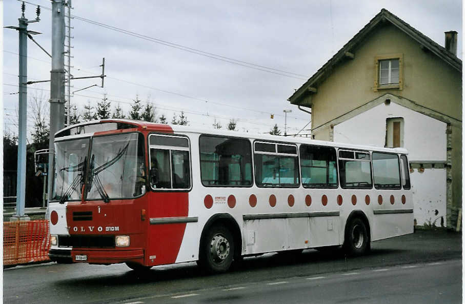 (074'611) - Taxis-Services, Granges-Paccot - FR 300'492 - Volvo/Hess (ex GFM Fribourg Nr. 98) am 12. Februar 2005 beim Bahnhof Ros�