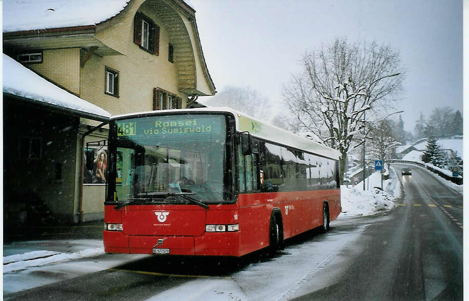 (074'807) - AAGK Koppigen - Nr. 10/BE 577'570 - Volvo/Hess am 21. Februar 2005 beim Bahnhof Gr�nen-Sumiswald