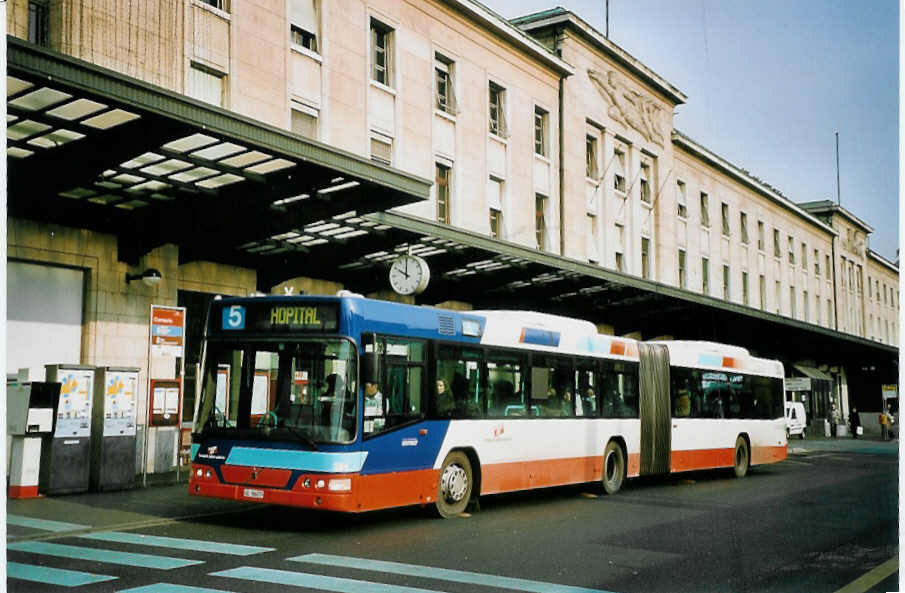 (074'830) - TPG Gen�ve - Nr. 384/GE 96'477 - Volvo am 24. Februar 2005 beim Bahnhof Gen�ve