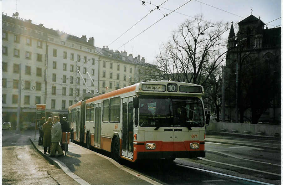 (074'831) - TPG Gen�ve - Nr. 671 - Saurer/Hess Gelenktrolleybus am 24. Februar 2005 beim Bahnhof Gen�ve