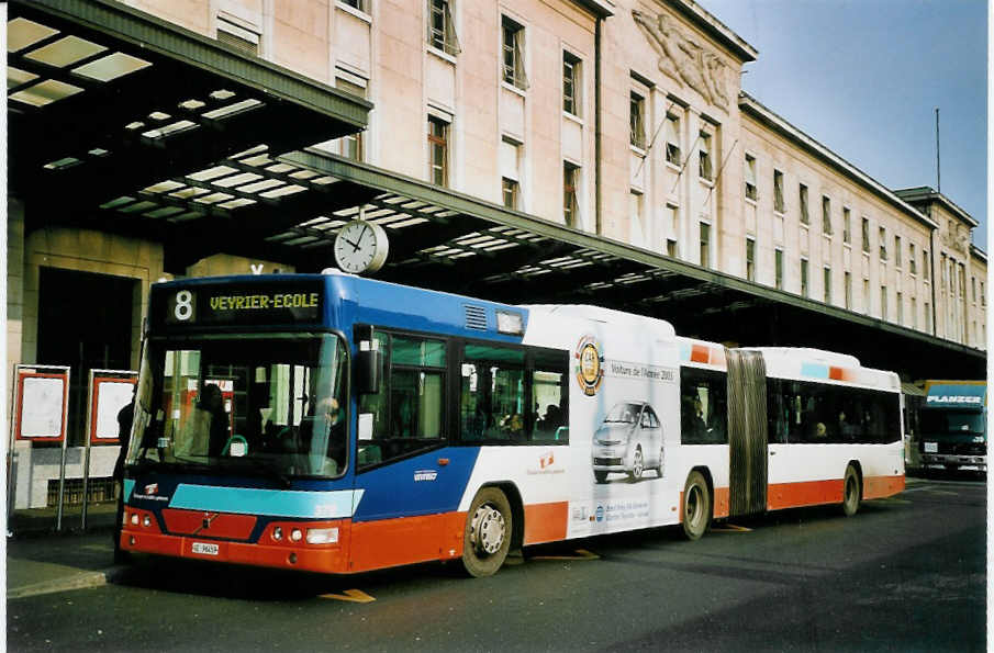 (074'834) - TPG Gen�ve - Nr. 379/GE 96'459 - Volvo am 24. Februar 2005 beim Bahnhof Gen�ve