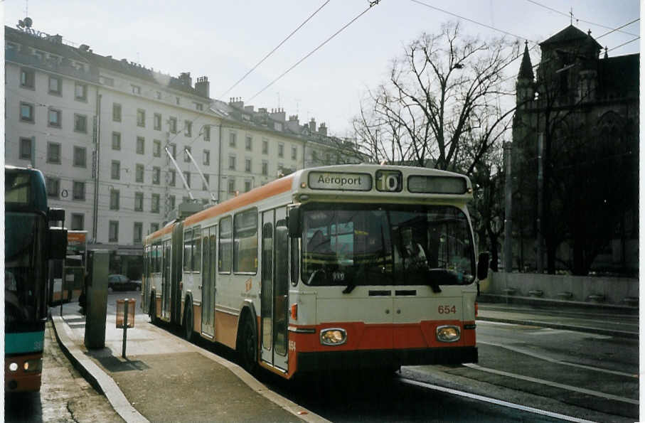 (074'836) - TPG Gen�ve - Nr. 654 - Saurer/Hess Gelenktrolleybus am 24. Februar 2005 beim Bahnhof Gen�ve