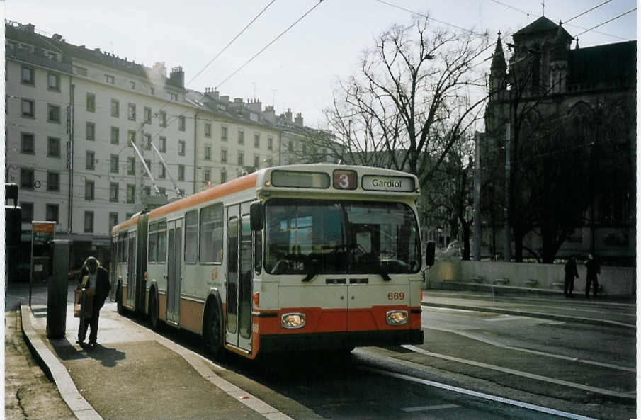 (074'901) - TPG Gen�ve - Nr. 669 - Saurer/Hess Gelenktrolleybus am 24. Februar 2005 beim Bahnhof Gen�ve