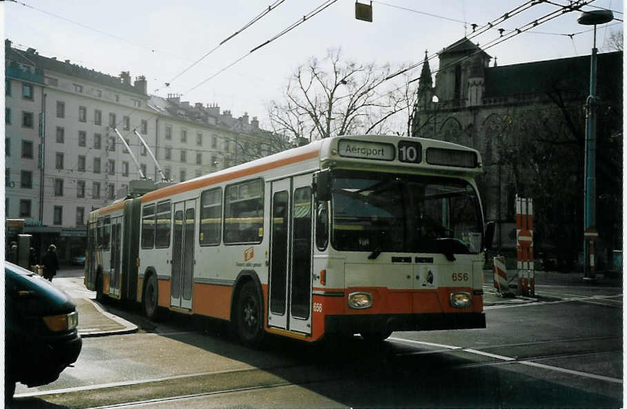 (074'905) - TPG Gen�ve - Nr. 656 - Saurer/Hess Gelenktrolleybus am 24. Februar 2005 beim Bahnhof Gen�ve