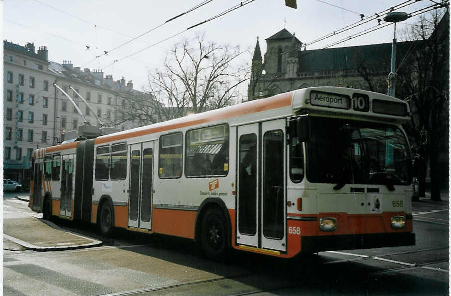 (074'909) - TPG Gen�ve - Nr. 658 - Saurer/Hess Gelenktrolleybus am 24. Februar 2005 beim Bahnhof Gen�ve