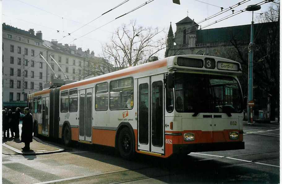 (074'910) - TPG Gen�ve - Nr. 652 - Saurer/Hess Gelenktrolleybus am 24. Februar 2005 beim Bahnhof Gen�ve