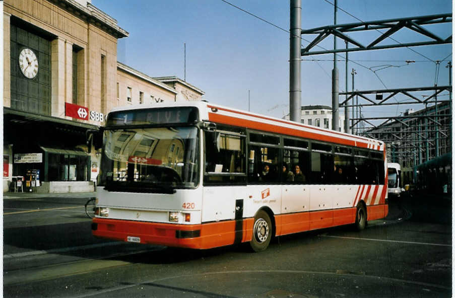 (074'911) - TPG Gen�ve - Nr. 420/GE 96'828 - Renault am 24. Februar 2005 beim Bahnhof Gen�ve