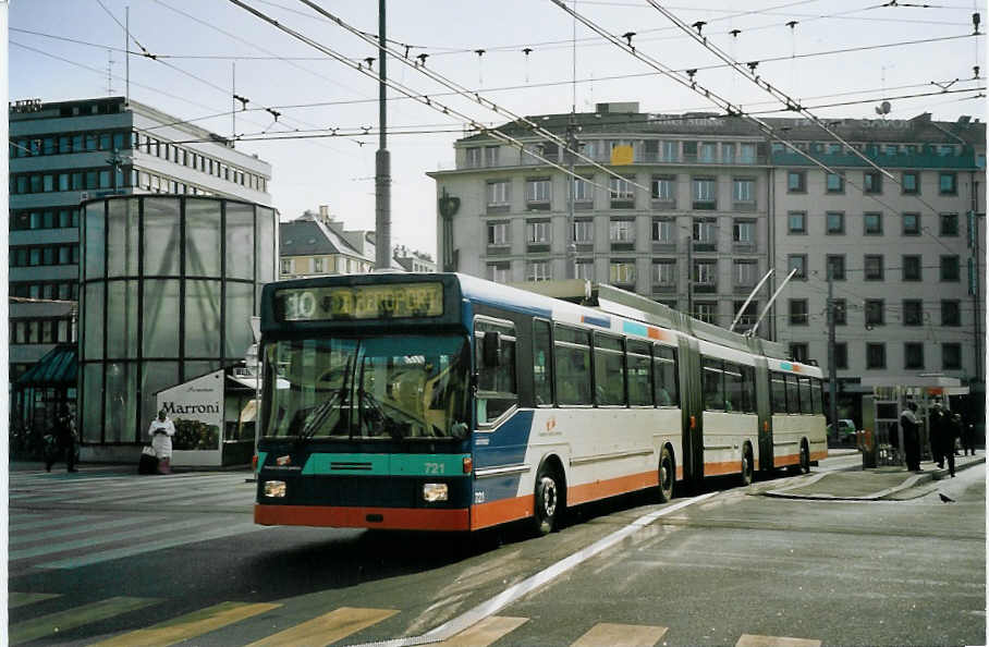 (074'915) - TPG Gen�ve - Nr. 721 - NAW/Hess Doppelgelenktrolleybus (ex Nr. 709) am 24. Februar 2005 beim Bahnhof Gen�ve