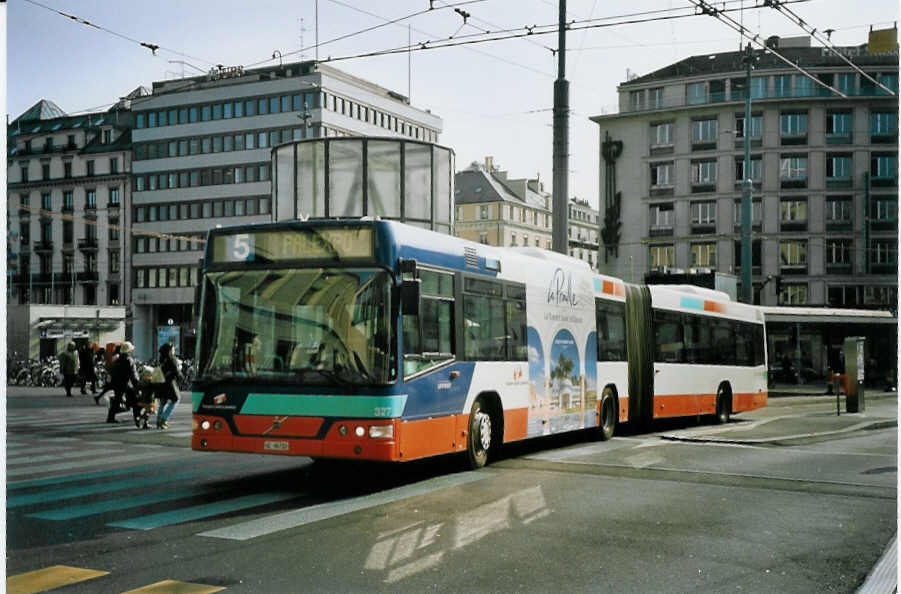(074'916) - TPG Gen�ve - Nr. 327/GE 96'702 - Volvo am 24. Februar 2005 beim Bahnhof Gen�ve