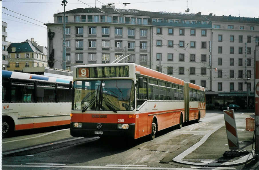 (074'917) - TPG Gen�ve - Nr. 258/GE 96'075 - Mercedes am 24. Februar 2005 beim Bahnhof Gen�ve