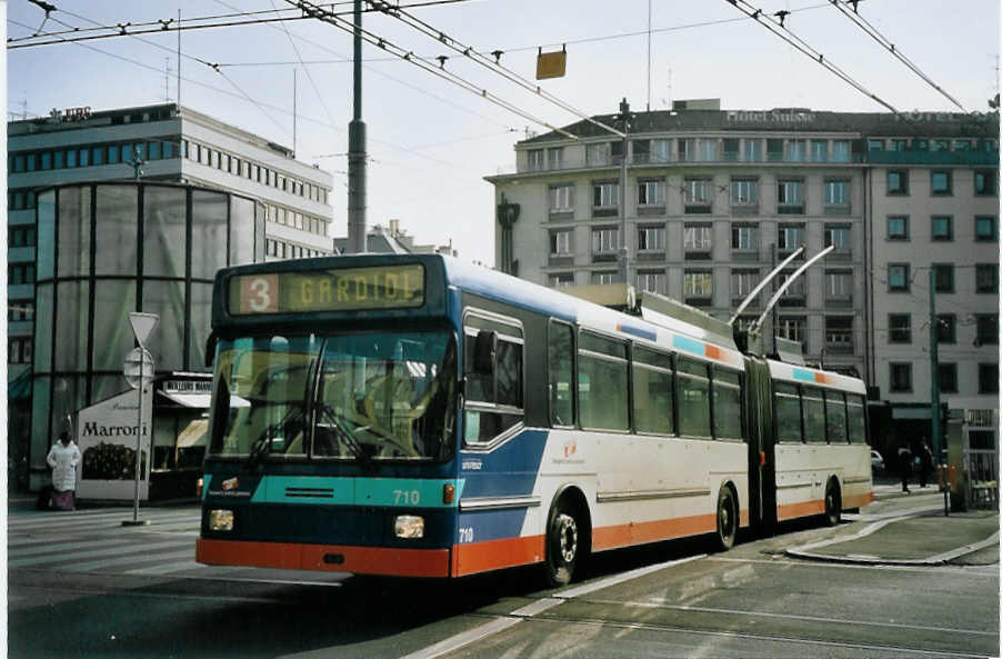(074'918) - TPG Gen�ve - Nr. 710 - NAW/Hess Gelenktrolleybus am 24. Februar 2005 beim Bahnhof Gen�ve