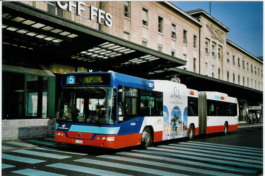(074'920) - TPG Gen�ve - Nr. 323/GE 96'682 - Volvo am 24. Februar 2005 beim Bahnhof Gen�ve