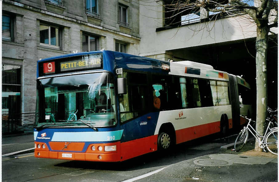 (074'922) - TPG Gen�ve - Nr. 310/GE 96'629 - Volvo am 24. Februar 2005 beim Bahnhof Gen�ve