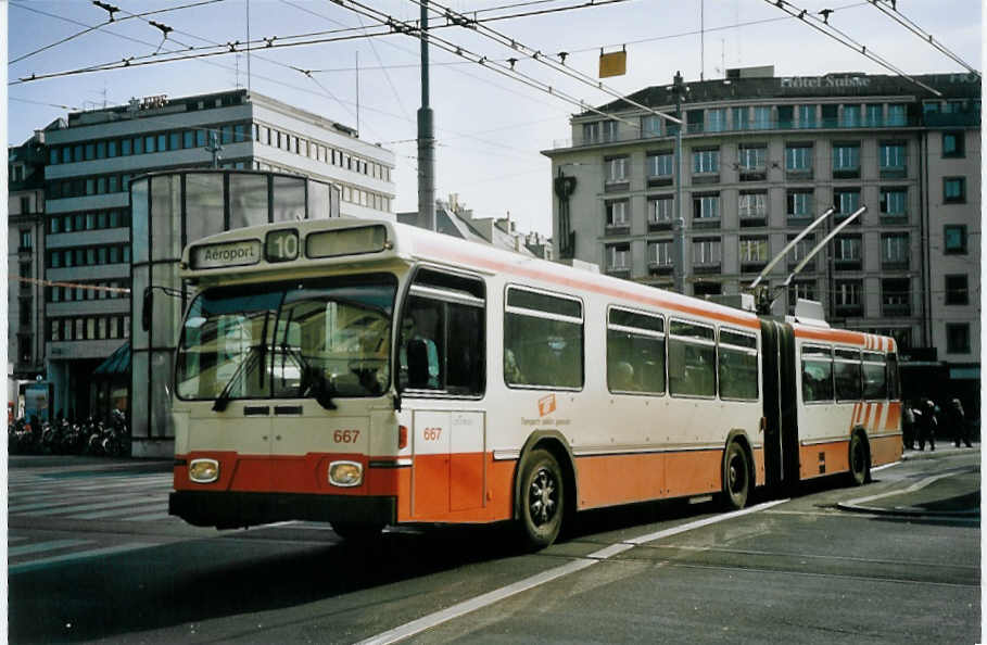 (074'925) - TPG Gen�ve - Nr. 667 - Saurer/Hess Gelenktrolleybus am 24. Februar 2005 beim Bahnhof Gen�ve