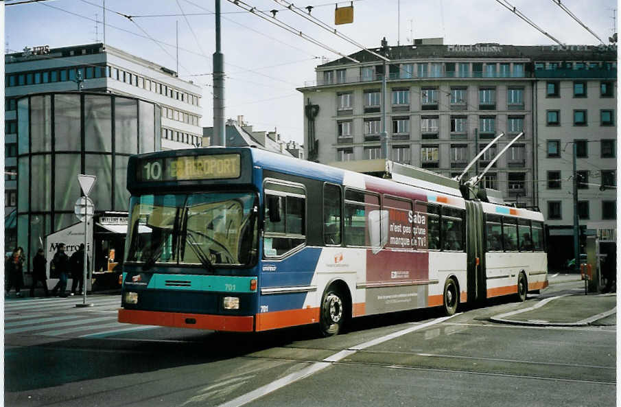 (074'926) - TPG Gen�ve - Nr. 701 - NAW/Hess Gelenktrolleybus am 24. Februar 2005 beim Bahnhof Gen�ve