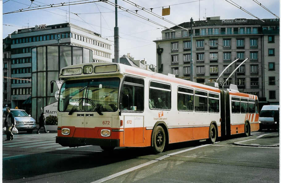 (074'927) - TPG Gen�ve - Nr. 672 - Saurer/Hess Gelenktrolleybus am 24. Februar 2005 beim Bahnhof Gen�ve