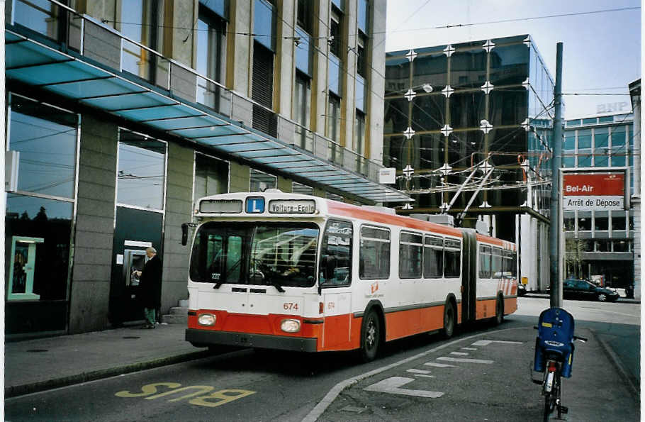 (075'007) - TPG Gen�ve - Nr. 674 - Saurer/Hess Gelenktrolleybus am 24. Februar 2005 in Gen�ve, Bel-Air