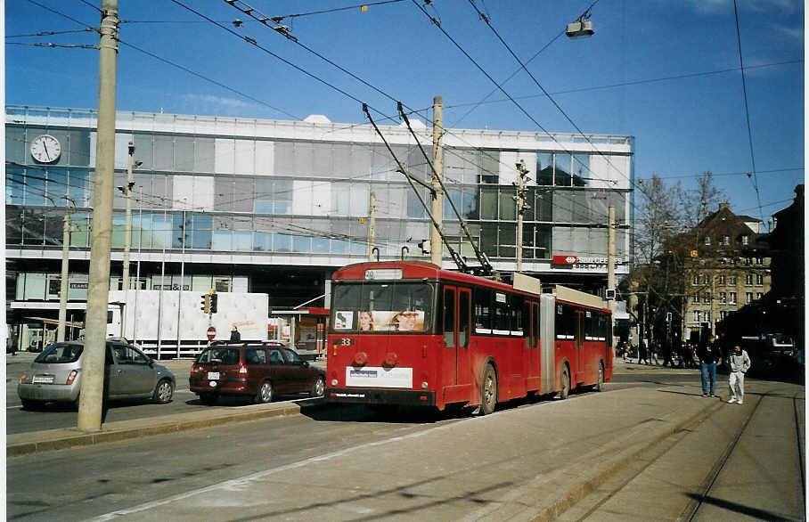 (075'401) - Bernmobil, Bern - Nr. 33 - FBW/Hess Gelenktrolleybus am 3. M�rz 2005 beim Bahnhof Bern