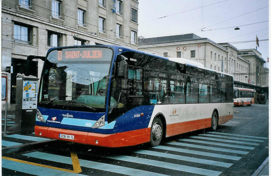 (075'606) - Aus Frankreich: TPG Gen�ve (France) - Nr. 489/3206 YA 74 - Van Hool am 6. M�rz 2005 beim Bahnhof Gen�ve