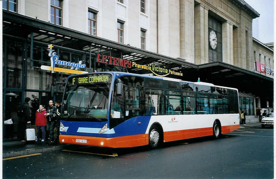 (075'607) - Aus Frankreich: TPG Gen�ve (France) - Nr. 493/8392 XA 01 - Van Hool am 6. M�rz 2005 beim Bahnhof Gen�ve