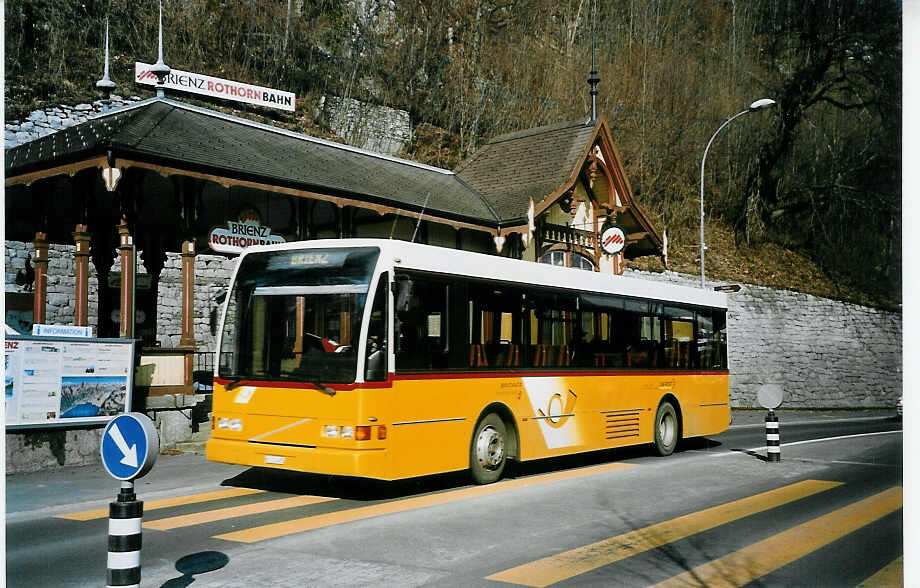 (075'634) - AVBB Schwanden - Nr. 1/BE 123'485 - Volvo/Berkhof am 12. M�rz 2005 beim Bahnhof Brienz